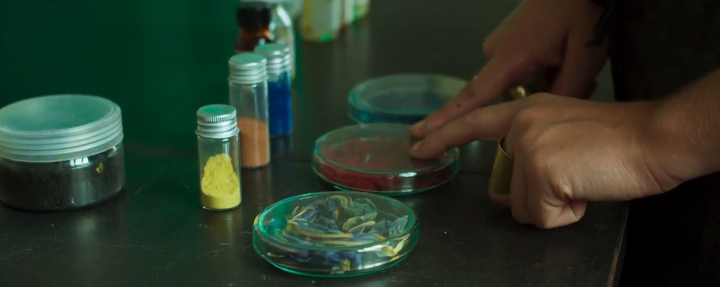 Des pigments de couleur et des échantillons olfactifs