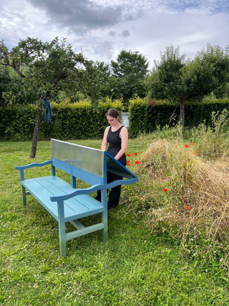 Banc design par Martin Blanchard dans les jardins impressionnistes au cœur du territoire 