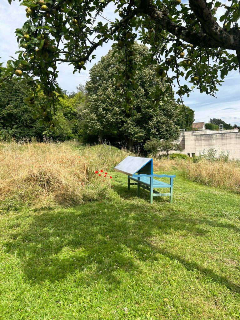 Banc design par Martin Blanchard dans les jardins impressionnistes  au cœur du territoire 