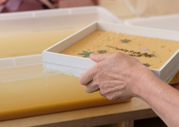 Atelier découverte fabrication de papier artisanal © Clara Chevrier 